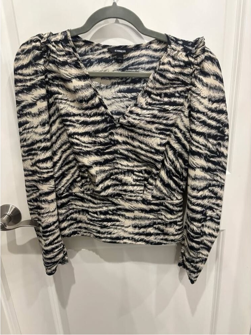 Express Black & White Animal Stripe V-Neck Long Sleeve Top